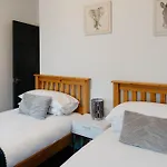 Holiday home Charming Victorian Terrace Near With Free Parking *