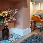 Charming Victorian Terrace Near With Free Parking Holiday home York