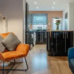 Charming Victorian Terrace Near With Free Parking