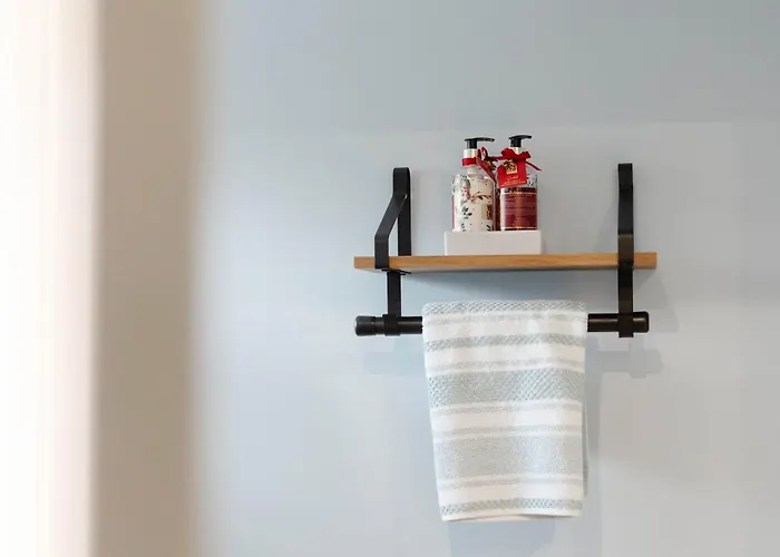 Дом отдыха Victorian Terrace Near With Free Parking *