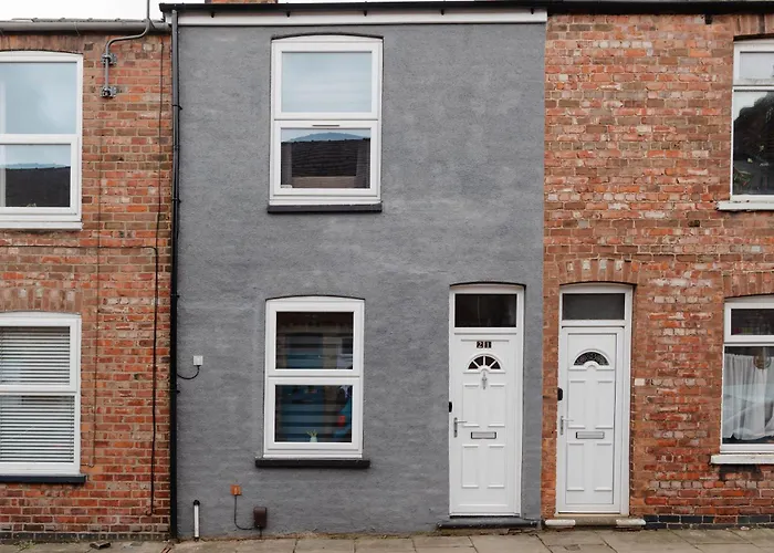 Victorian Terrace Near With Free Parking *