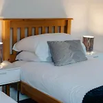 Charming Victorian Terrace Near With Free Parking 度假居