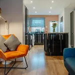 Charming Victorian Terrace Near With Free Parking 度假居