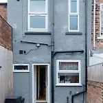 Charming Victorian Terrace Near With Free Parking 度假居 *