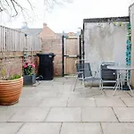 Charming Victorian Terrace Near With Free Parking 度假居 *