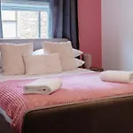 度假居 Charming Victorian Terrace Near With Free Parking