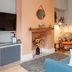 Charming Victorian Terrace Near With Free Parking Semesterbostad *