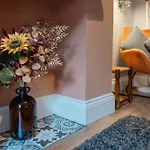 Charming Victorian Terrace Near With Free Parking Semesterbostad *