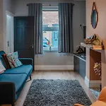 Charming Victorian Terrace Near With Free Parking