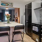 度假居 Charming Victorian Terrace Near With Free Parking *