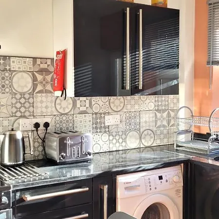 Sutherland St - 2 Bed With Free Parking *