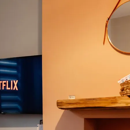 Victorian York Terrace Near City With Free Parking *