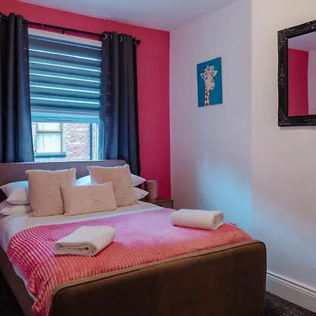 Charming Victorian Terrace Near With Free Parking Semesterbostad