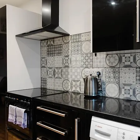 Charming Victorian Terrace Near With Free Parking *