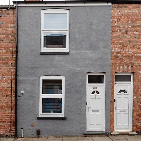 Charming Victorian Terrace Near With Free Parking *