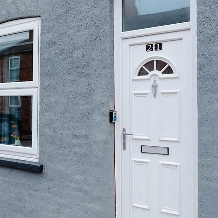 Charming Victorian Terrace Near With Free Parking *