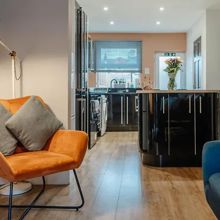 Charming Victorian Terrace Near With Free Parking