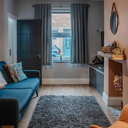 Charming Victorian Terrace Near With Free Parking