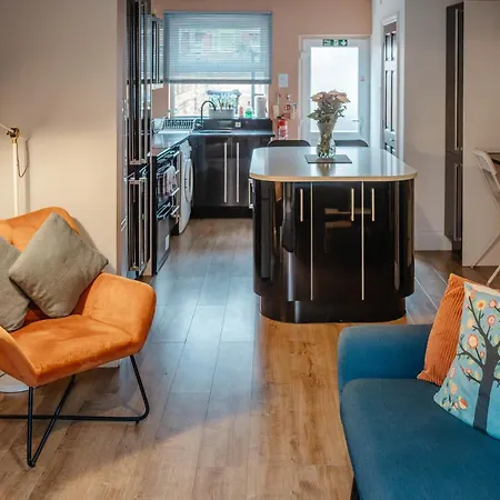 Charming Victorian Terrace Near With Free Parking 別荘 *