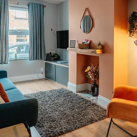 Charming Victorian Terrace Near With Free Parking *