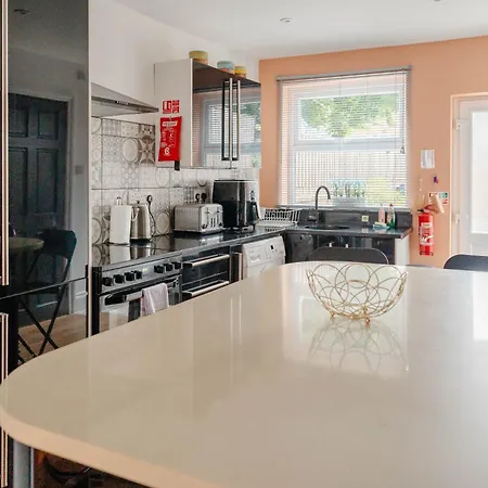 Charming Victorian Terrace Near With Free Parking