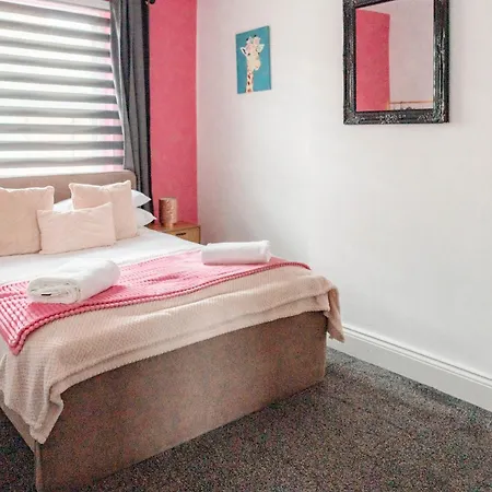 Charming Victorian Terrace Near With Free Parking Ferienhaus